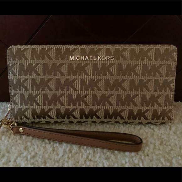 Michael Kors Handbags - *V SALE* NWT❤️MK LG Travel Continental Wallet